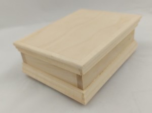 SZKATUŁKA Z OZDOBMĄ LISTEWKĄ  DUŻA