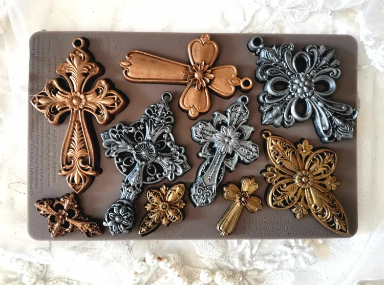 Forma silikonowa do odlewów 20x13 cm - Prima Holy Harmony. Przykład pomalowanych krzyży.