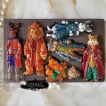 Forma silikonowa do odlewów 20x13 cm marki Prima Jolly Jumper z motywem zwierząt w strojach barokowych. Idealna do stylizacji mebli, decoupage a także wyrobów cukierniczych. Posiada atest spożywczy.
