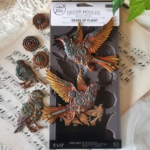 Forma silikonowa do odlewów 25x13 cm Prima Gears of Flight z motywem 4 ptaków różnych rozmiarów w stylu steampunkowym. Idealny dodatek do prac w technice decoupage, mixed media, scrapbookingu