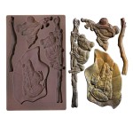 Forma silikonowa do odlewów 20x13 cm – Prima Froggy Meadows Greens z motywem żaby siedzącej na liściu lub na gałązce. Sześć wzorów posiada oczka-zawieszki. Idealna do projektów DIY, decoupage, scrapbooking i mixmediów.