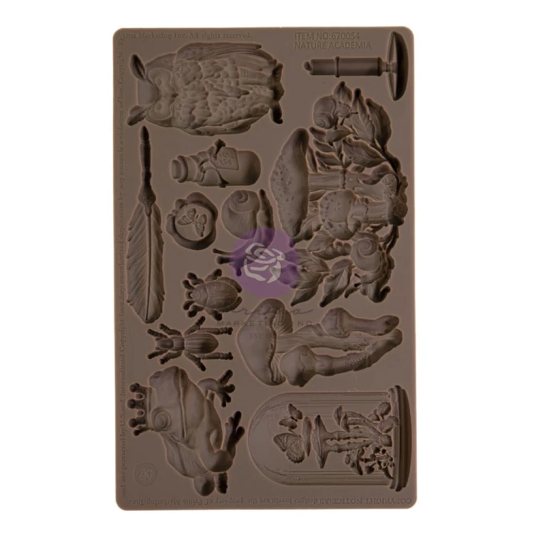Forma silikonowa o wymiarach 20x13 cm - Prima Nature Academia. Zawiera zestaw 12 motywów inspirowanych naturą, m.in. sowa, żaba, grzyby, żuczki, piórko, ślimak. Idealna do decoupage, posiada również atest spożywczy.