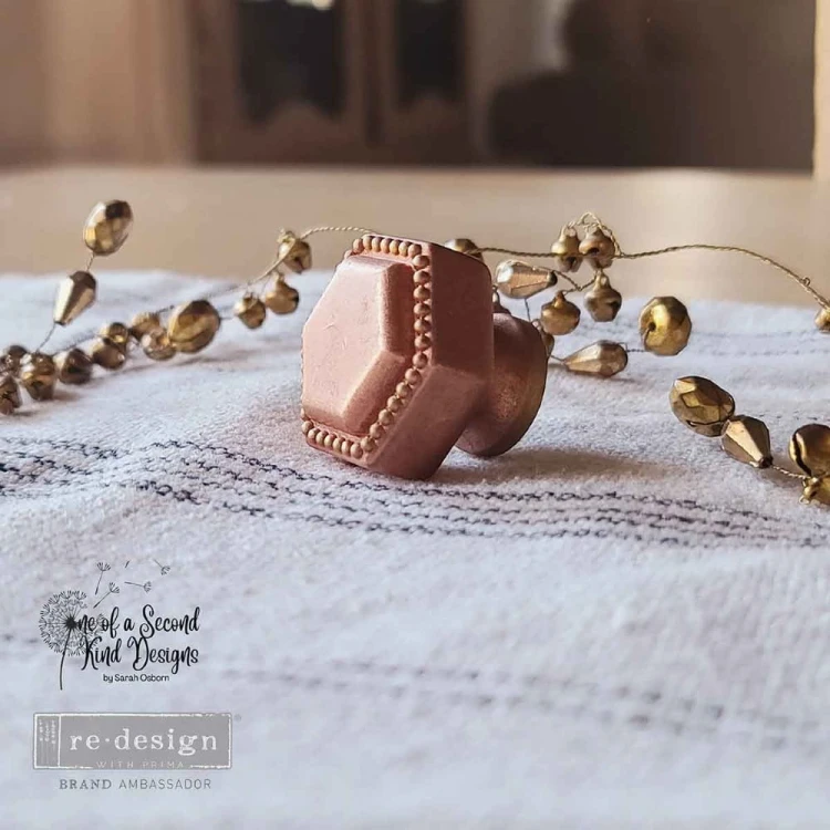 Forma silikonowa do odlewów - Prima Imperial Pearl | gałka meblowa 3,8 cm. Na zdjęciu gotowy, pomalowany odlew