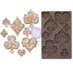 Forma silikonowa do odlewów 20x13 cm - Prima Deck Of Cards. Zawiera 8 wzorów ornamentowych symboli kart: pik, karo, kier i trefl. Idealne dodatki do projektów DIY, mixed media, ozdabiania pudełek, ramek, mebli i innych powierzchni.