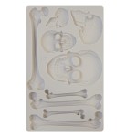 Forma silikonowa do odlewów o wymiarach 20x13 cm - Finnabair | Prima | Skull and Bones. Zawiera 4 czaszki i 5 kości różnej wielkości. Idealna dla miłośników czarnych klimatów, do wykorzystania w decoupage czy scrapbookingu.