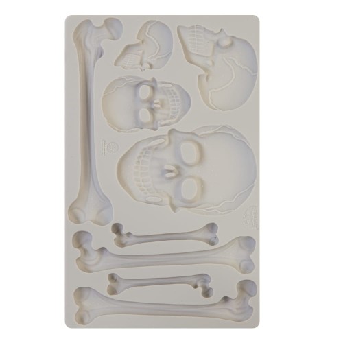 Forma silikonowa do odlewów o wymiarach 20x13 cm - Finnabair | Prima | Skull and Bones. Zawiera 4 czaszki i 5 kości różnej wielkości. Idealna dla miłośników czarnych klimatów, do wykorzystania w decoupage czy scrapbookingu.