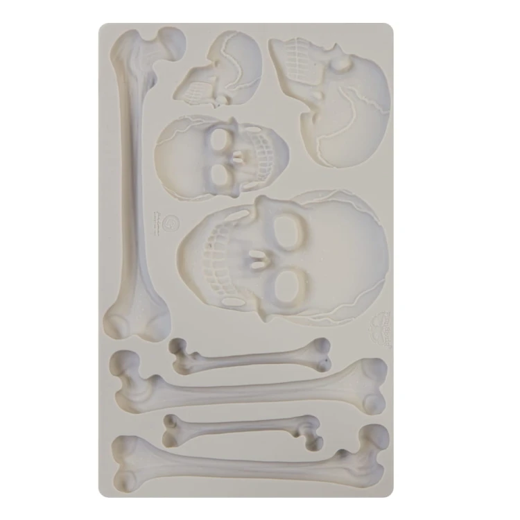 Forma silikonowa do odlewów o wymiarach 20x13 cm - Finnabair | Prima | Skull and Bones. Zawiera 4 czaszki i 5 kości różnej wielkości. Idealna dla miłośników czarnych klimatów, do wykorzystania w decoupage czy scrapbookingu.