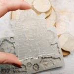 Forma silikonowa do odlewów 20x13 cm - Finnabair | Prima | Queens of Steam. Na zdjęciu przykład jednego odlewu wykonanego z żywicy.