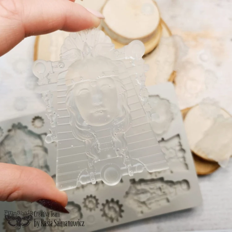 Forma silikonowa do odlewów 20x13 cm - Finnabair | Prima | Queens of Steam. Na zdjęciu przykład jednego odlewu wykonanego z żywicy.