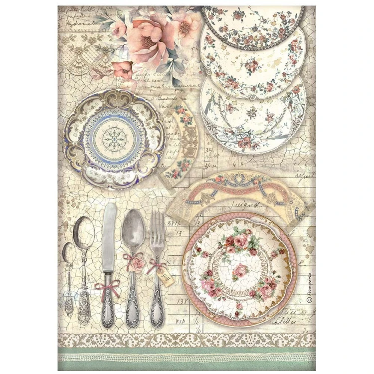 Papier ryżowy format A4 marki Stamperia z kolecji Brocante Antiques. Zawiera motyw ozdobnych fajansowych talerzyków zdobionych kwiatami oraz sztuće. Idealny do decoupage i mixmedia.