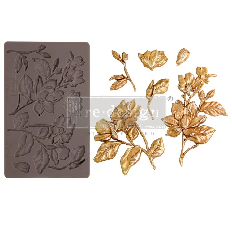 Forma silikonowa do odlewów o wymiarach 20x13 cm marki Prima Magnolia Blooms. Zawiera motyw dwóch gałązek magnolii z kwiatami w pełnym rozkwicie wraz z dodatkami uzupełniającymi kompozycję - pąki, płatki, gałązka z listkiem.