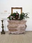 Forma silikonowa do odlewów 20x13 cm - Prima Peony Suede. Gotowe odlewy wykorzystane do dekoracji komody.