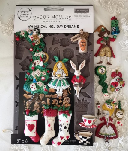 Foremka silikonowa do odlewów o wymiarach  20x13 cm marki Prima wzór Whimsical Holiday Dreams. Zawiera motyw z Alicji z Krainy Czarów, bajkowe dodatki: choinki, skarpety świąteczne, filiżanki. Idealna do decoupage, mixmediów i dekoracji cukierniczych.