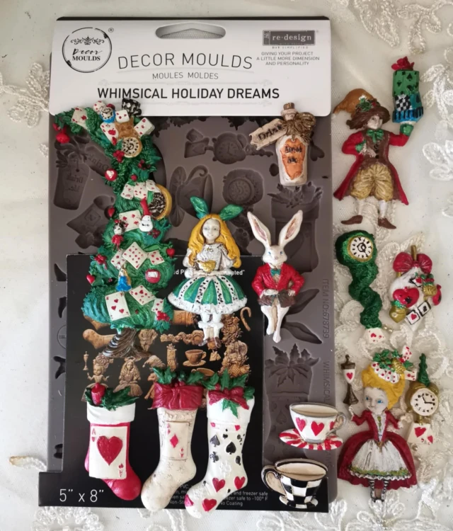 Foremka silikonowa do odlewów o wymiarach  20x13 cm marki Prima wzór Whimsical Holiday Dreams. Zawiera motyw z Alicji z Krainy Czarów, bajkowe dodatki: choinki, skarpety świąteczne, filiżanki. Idealna do decoupage, mixmediów i dekoracji cukierniczych.