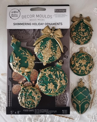 Foremka silikonowa do odlewów o wymiarach  20x13 cm marki Prima wzór Shimmering Holiday. Zawiera motyw siedmiu bombek misternie zdobionych ornamentami.  Idealna do decoupage, mixmediów, stylizacji mebli i dekoracji cukierniczych.