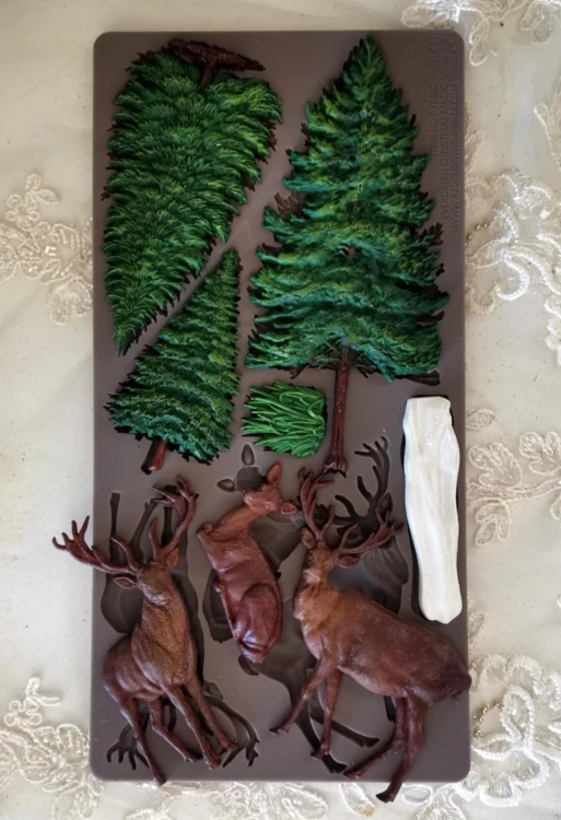 Foremka silikonowa do odlewów o wymiarach  25x13 cm marki Prima wzór Evergreen Christmas Magic. Na zdjęciu gotowe, pomalowane odlewy.