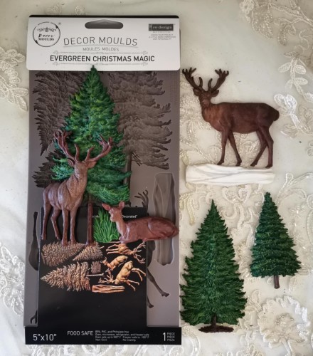 Foremka silikonowa do odlewów o wymiarach  25x13 cm marki Prima wzór Evergreen Christmas Magic. Zawiera motyw   świerków, dwóch jeleni i leżącej sarny.  Idealna do decoupage, mixmediów, stylizacji mebli i dekoracji cukierniczych.