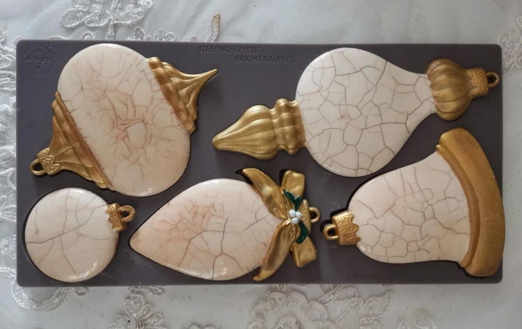 Forma silikonowa do odlewów 25x13 cm - Prima Bright Baubles. Przykład gotowych, pomalowanych odlewów.