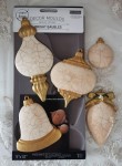 Forma silikonowa do odlewów 25x13 cm marki Prima wzór Bright Baubles. Zawiera 5 wzorów zawieszek bombek różnej wielkości. Idealna do decoupage, mixmediów, stylizacji mebli i dekoracji cukierniczych.
