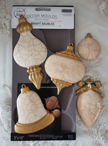 Forma silikonowa do odlewów 25x13 cm marki Prima wzór Bright Baubles. Zawiera 5 wzorów zawieszek bombek różnej wielkości. Idealna do decoupage, mixmediów, stylizacji mebli i dekoracji cukierniczych.