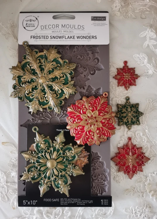 Forma silikonowa do odlewów 25x13 cm marki Prima wzór Frosted Snowflake.  Zawiera sześć zdobionych ornamentów w kształcie śnieżynek różnej wielkości. Idealna do decoupage, mixmediów, stylizacji mebli i dekoracji cukierniczych.