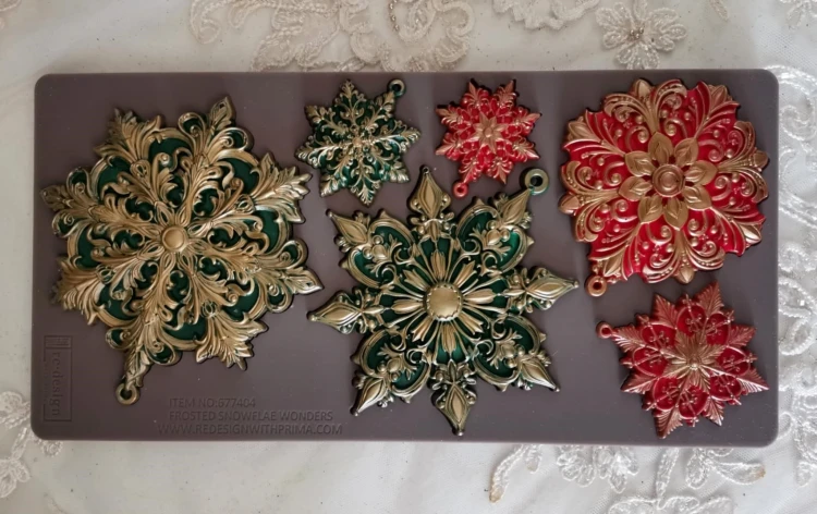 Forma silikonowa do odlewów 25x13 cm - Prima Frosted Snowflake. Przykład gotowych, pomalowanych odlewów.