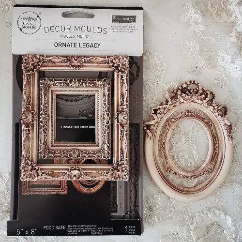 Foremka silikonowa do odlewów o wymiarach  20x13 cm marki Prima wzór Ornate Legacy. Zawiera motyw czterech dekoracyjnych ramek vintage. Dwie owalne oraz dwie kwadratowe.  Idealna do decoupage, mixmediów, stylizacji mebli i dekoracji cukierniczych.