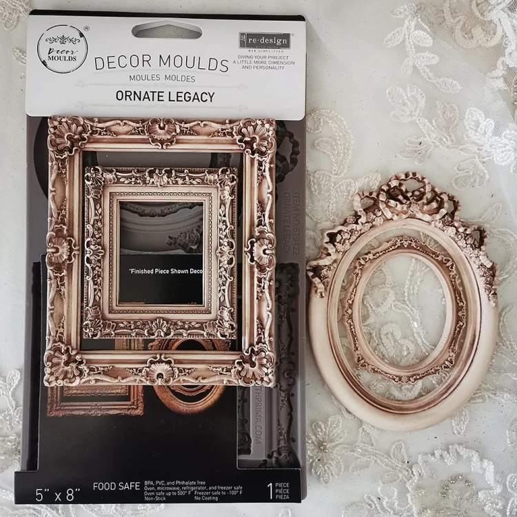 Foremka silikonowa do odlewów o wymiarach  20x13 cm marki Prima wzór Ornate Legacy. Zawiera motyw czterech dekoracyjnych ramek vintage. Dwie owalne oraz dwie kwadratowe.  Idealna do decoupage, mixmediów, stylizacji mebli i dekoracji cukierniczych.