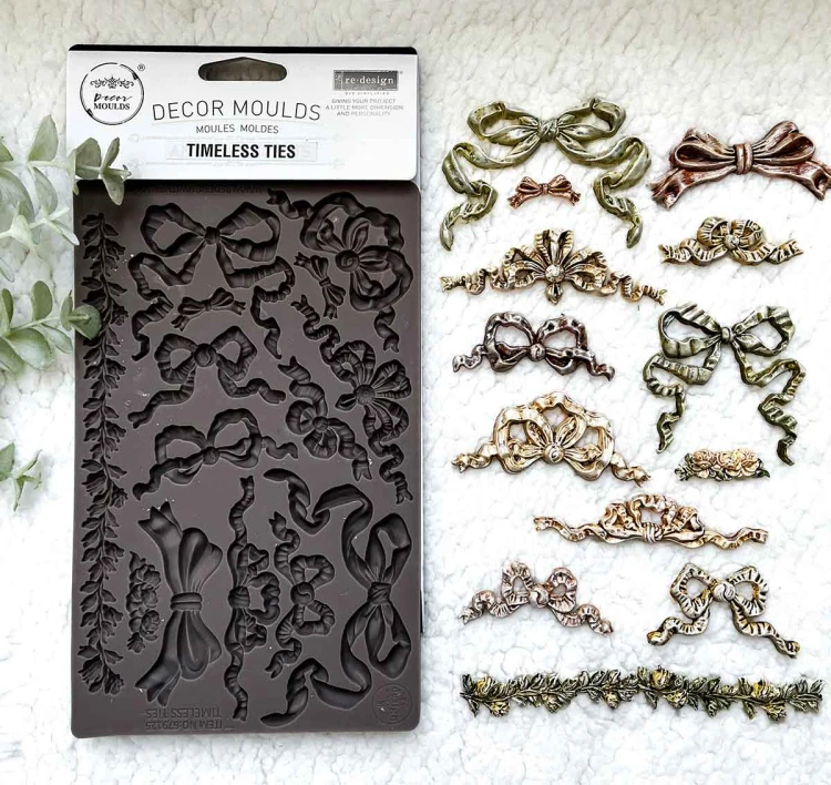 Forma silikonowa do odlewów 20x13 cm marki Prima wzór Timeless Ties.  Zawiera 11 ozdoobnych kokard różnej wielkości oraz girlandę z gałązki. Idealna do decoupage, mixmediów, stylizacji mebli i dekoracji cukierniczych.
