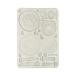 Foremka silikonowa marki Stamperia, format A5. Zawiera wzór grzybów z elementami 3D, dzięki którym możesz stworzyć przestrzenną dekorację. Idealna do decoupage i projektów DIY. Kod producenta KACMA588.