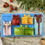 Foremka silikonowa marki Mila Project. Zawiera motyw pięciu prezentów różnej wielkości, ozdobionych kokardami.  Kod producenta FMP128. Idealne do decoupage, DIY, handmade.