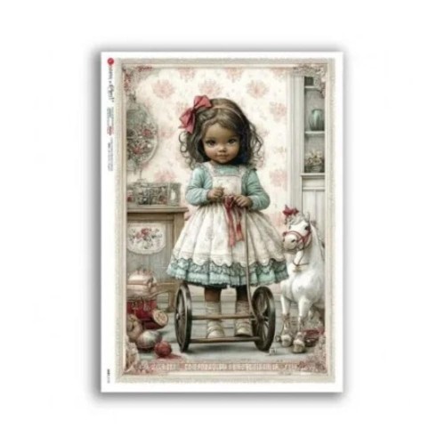 Papier ryżowy włoskiej marki Paper Designs, format A5. Zawiera lustrację z małą dziewczynką z zabawkami, w  stylu retro. Kod producenta 0122. Idealny do decoupage i projektów DIY.