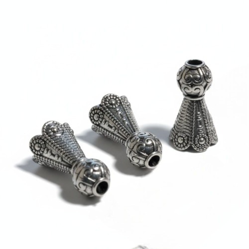 Przekładka metalowa średnica 8 mm,  wysokość 16 mm, kolor antyczne srebro. Wzór tłoczony filigran. Wykonana z metalu nieszlachetnego - cynku. Opakowanie 3 sztuki. Sprawdzi się jako nakładka do koralików, wykończenie bombek, jajek i biżuterii.
