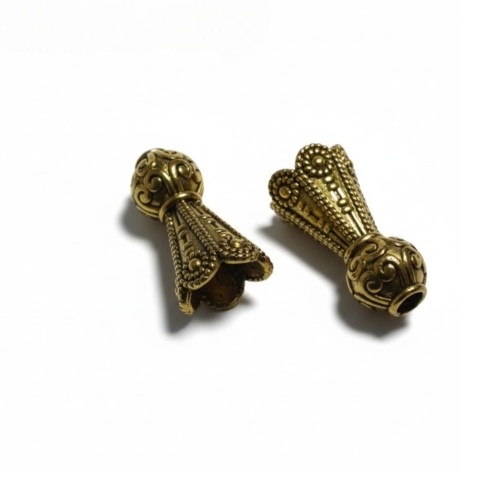 Przekładka metalowa średnica 8 mm,  wysokość 16 mm, kolor antyczne złoto. Wzór tłoczony filigran. Wykonana z metalu nieszlachetnego - cynku. Opakowanie 3 sztuki. Sprawdzi się jako nakładka do koralików, wykończenie bombek, jajek i biżuterii.