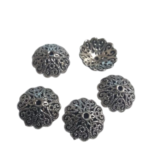 Przekładka metalowa średnica 13mm,  wysokość 5mm, kolor srebrny. Wzór ażurowy, filigranowy. Wykonana z metalu nieszlachetnego - cynku. Opakowanie 5 sztuk. Sprawdzi się jako nakładka do koralików, wykończenie bombek, jajek i biżuterii.