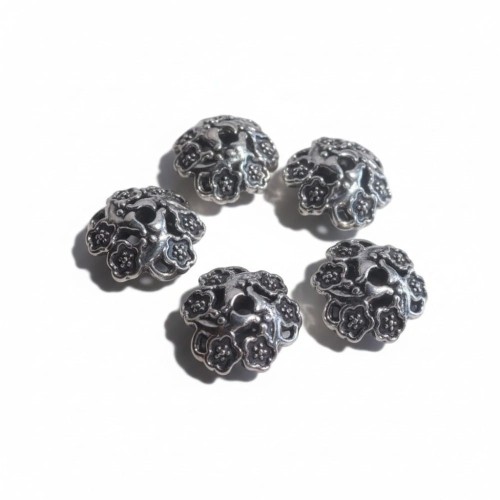 Przekładka metalowa średnica 11mm,  wysokość 3mm, kolor srebrny. Wzór ażurowy, filigranowy. Wykonana z metalu nieszlachetnego - cynku. Opakowanie 5 sztuk. Sprawdzi się jako nakładka do koralików, wykończenie bombek, jajek i biżuterii.