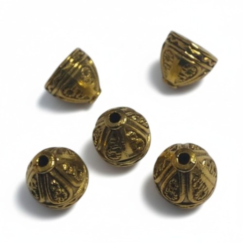 Przekładka metalowa średnica 9 mm,  wysokość 8 mm, kolor antyczne złoto. Wzór tłoczony, filligranowy. Wykonana z metalu nieszlachetnego - cynku. Opakowanie 5 sztuk. Sprawdzi się jako nakładka do koralików, wykończenie bombek, jajek i biżuterii.
