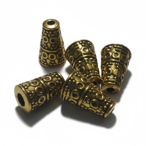 Przekładka metalowa średnica 6 mm,  wysokość 10 mm, kolor antyczne złoto. Wzór tłoczone koła, filligranowy. Wykonana z metalu nieszlachetnego - cynku. Opakowanie 5 sztuk. Sprawdzi się jako nakładka do koralików, wykończenie bombek, jajek i biżuterii.