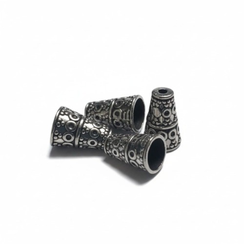 Przekładka metalowa średnica 6 mm,  wysokość 10 mm, kolor antyczne srebro. Wzór tłoczone koła, filligranowy. Wykonana z metalu nieszlachetnego - cynku. Opakowanie 5 sztuk. Sprawdzi się jako nakładka do koralików, wykończenie bombek, jajek i biżuterii.