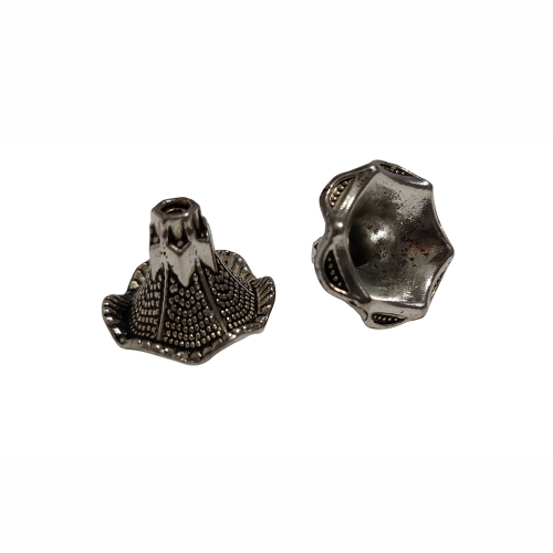 Przekładka metalowa średnica 22 mm,  wysokość 20 mm, kolor antyczne srebro. Wzór tłoczony, filigranowy. Wykonana z metalu nieszlachetnego - cynku. Ilość 1 sztuka. Sprawdzi się jako nakładka do koralików, wykończenie bombek, jajek i biżuterii.