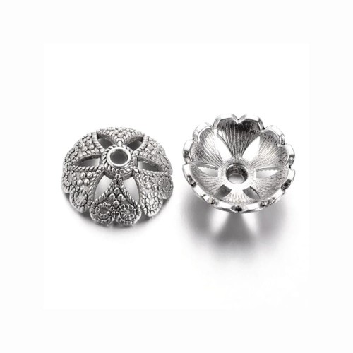 Przekładka metalowa średnica 15mm,  wysokość 5mm, kolor srebrny. Wzór filigranowe serca. Wykonana z metalu nieszlachetnego - cynku. Opakowanie 5 sztuk. Sprawdzi się jako nakładka do koralików, wykończenie bombek, jajek i biżuterii.