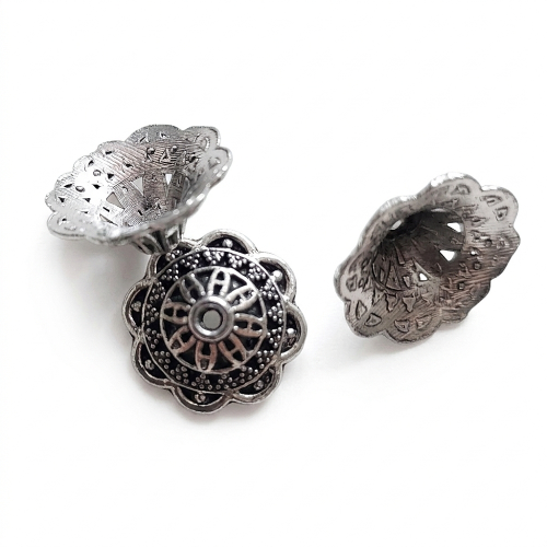 Przekładka metalowa średnica 14 mm,  wysokość 6 mm, kolor srebrny. Wzór tłoczony, filigranowy. Wykonana z metalu nieszlachetnego - cynku. Opakowanie 5 sztuk. Sprawdzi się jako nakładka do koralików, wykończenie bombek, jajek i biżuterii.