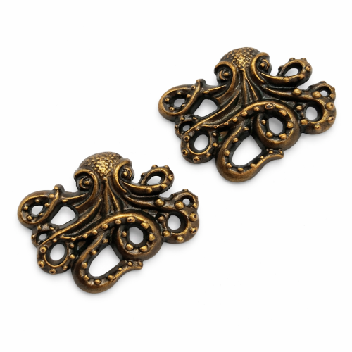 Dekoracyjny guzik w kształcie ośmiornicy stylizowany na patynowany mosiądz. Lekki, wykonany z tworzywa sztucznego, idealny do projektów handmade, dekoracji oraz kreatywnych prac DIY. Wymiary 37x30mm