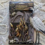 Foremka silikonowa do odlewów marki Re·Design Prima Feathered Stillness. Wymiary 20x13cm. Zawiera wzór czapli, traw, sitowia i kamieni. Idealna do odlewów z żywicy, glinki, masy papierowej. Posiada atest spożywczy. Kod produktu 682941