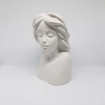 Popiersie gipsowe kobiece II marki Artesania. Baza do kreatywnych projektów handmade. Świetnie sprawdza się z utwardzaczami Powertex, współpracuje z farbami artystycznymi i mediami. Wymiary: wys. 11x szer. 6 cm.
