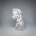 Popiersie gipsowe kobiece V marki Artesania. Portret kobiety w kapeluszu z kwiatami  - profil lewy. Wymiary: wys. 10x szer. 6 cm x głęb. 5,5 cm