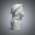 Popiersie gipsowe kobiece V marki Artesania. Portret kobiety w kapeluszu z kwiatami  - profil prawy. Wymiary: wys. 10x szer. 6 cm x głęb. 5,5 cm