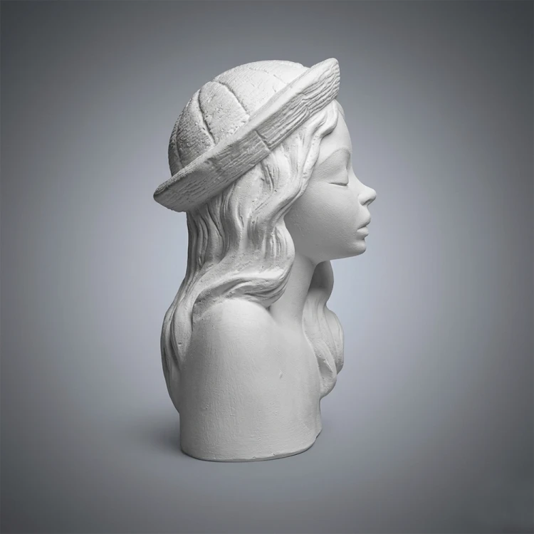 Popiersie gipsowe kobiece V marki Artesania. Portret kobiety w kapeluszu z kwiatami  - profil prawy. Wymiary: wys. 10x szer. 6 cm x głęb. 5,5 cm