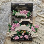 Foremka silikonowa do odlewów marki Re·Design Prima Bloom of Eternity. Wymiary 20x13cm. Zawiera motyw banerów ze wstęg ozdobionych różami. Idealna do odlewów z żywicy, glinki, masy papierowej. Posiada atest spożywczy. Kod produktu 682767