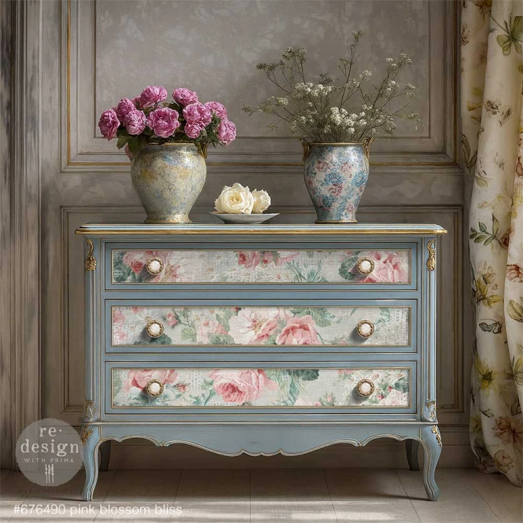Papier do decoupage Prima Pink Blossom Bliss - zestaw 2 sztuki. Przykład wykorzystania papieru do dekorowania komody.